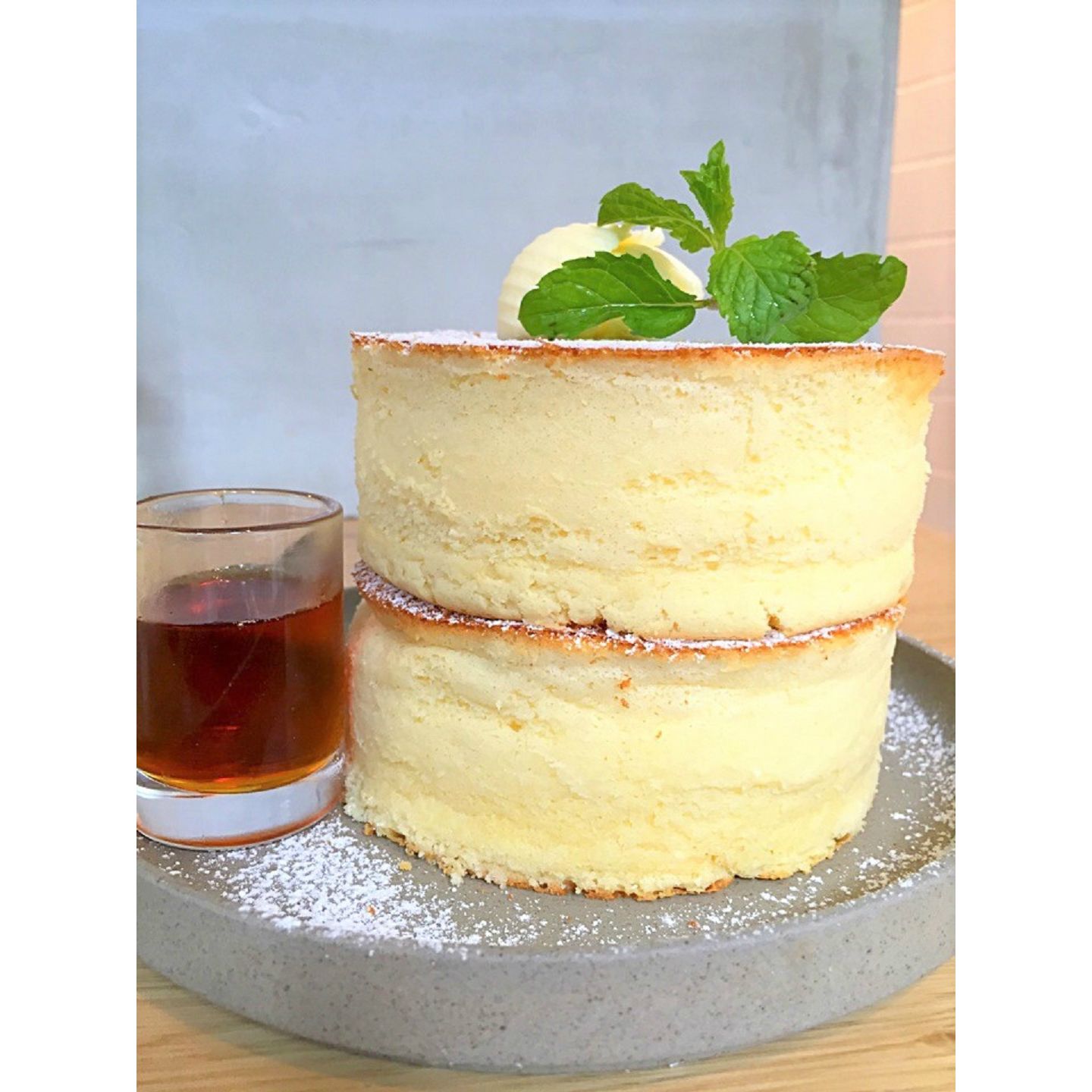 厚焼きタイプのパンケーキ。写真のパンケーキは『uzna omom b one』のもの