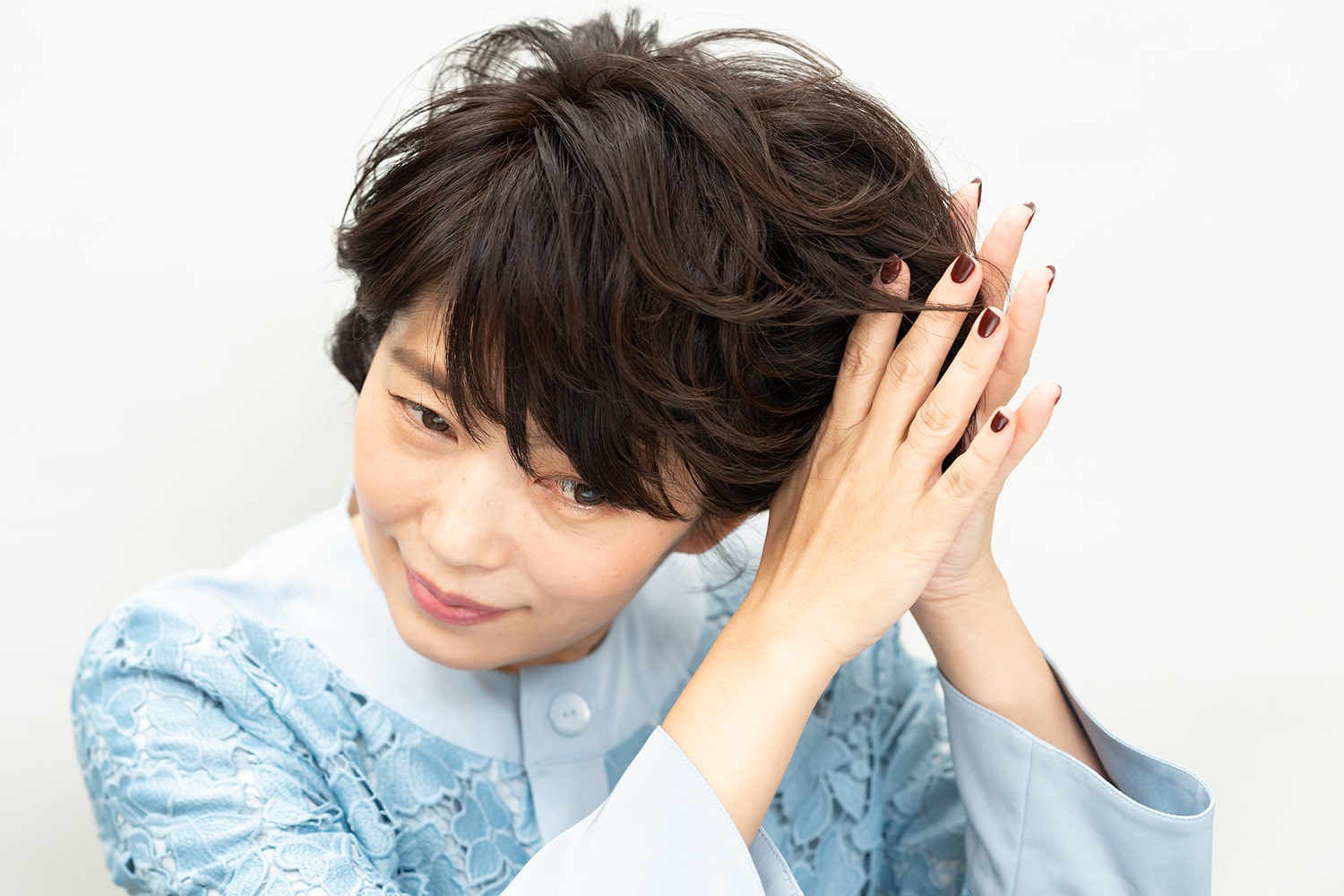 シルエットは気にせず、豪快に揉み込んでOK。