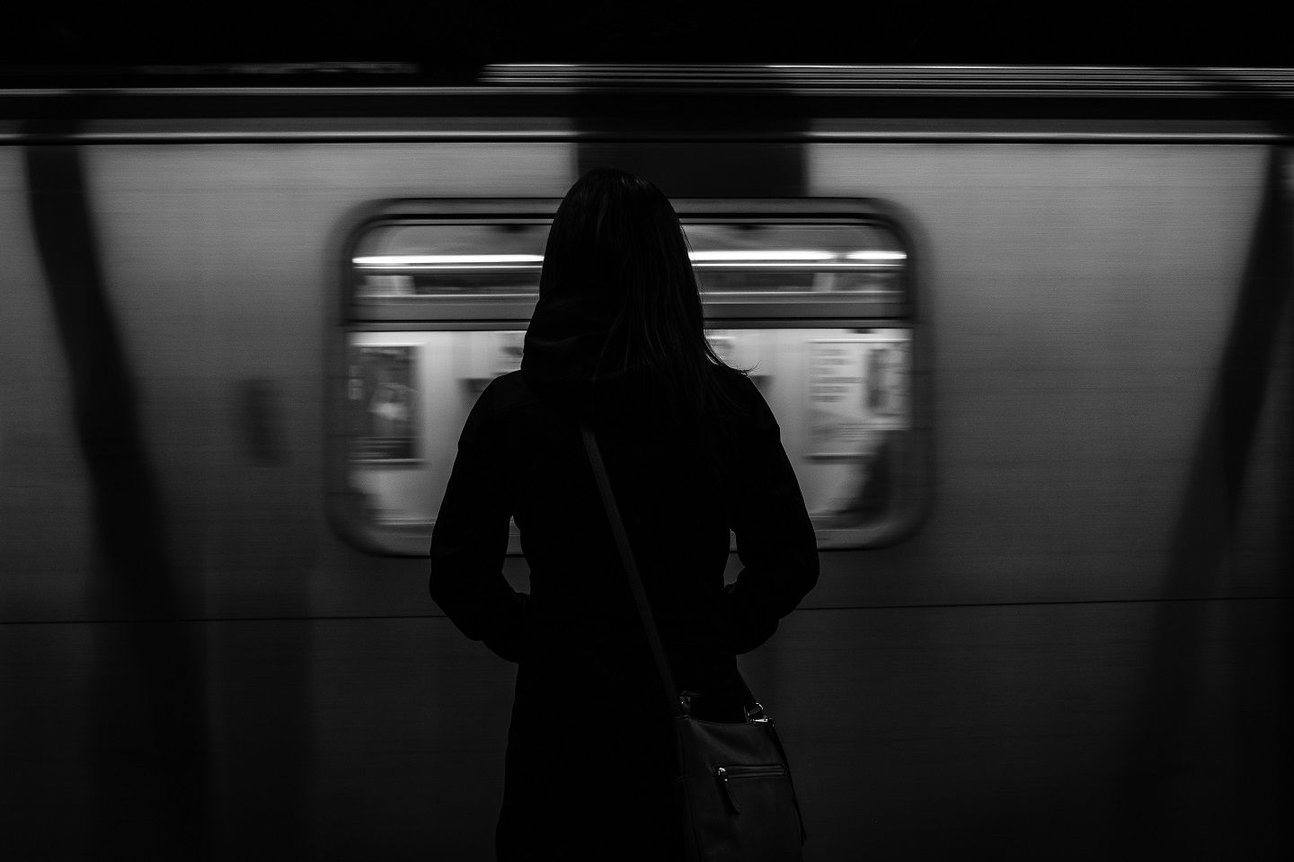 電車内での他人のスペース侵害