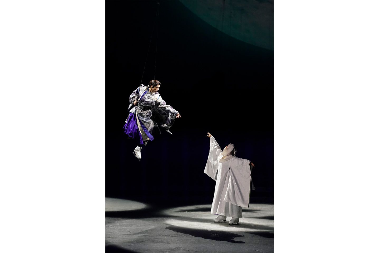 歌や演技のほかに、華麗なフライングにも挑戦した高橋選手。(c)氷艶 hyoen 2019