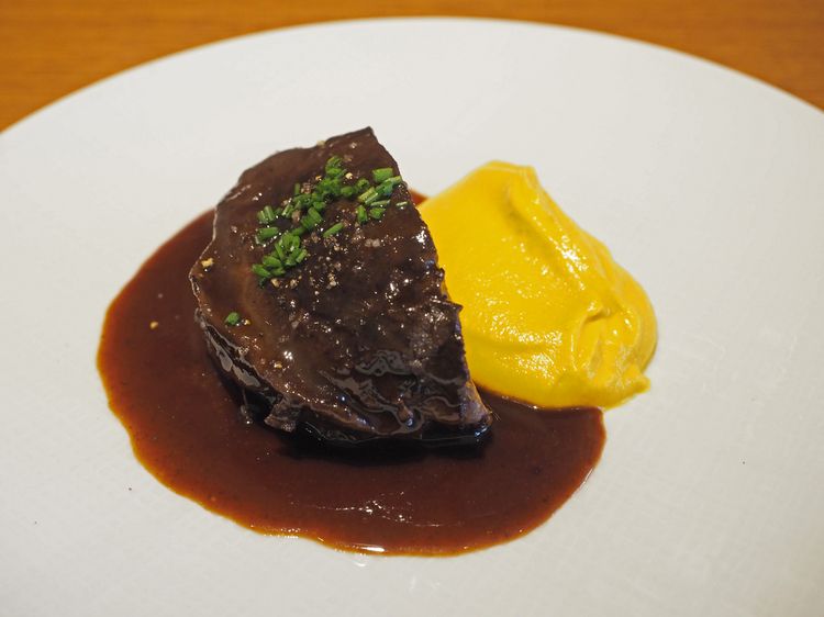 『和牛ほほ肉の赤ワイン煮込み』2,100円(税抜)。ランチだとサイズが若干小さくなりミニスープとパンが付いて1,620円(10月より変更あり)