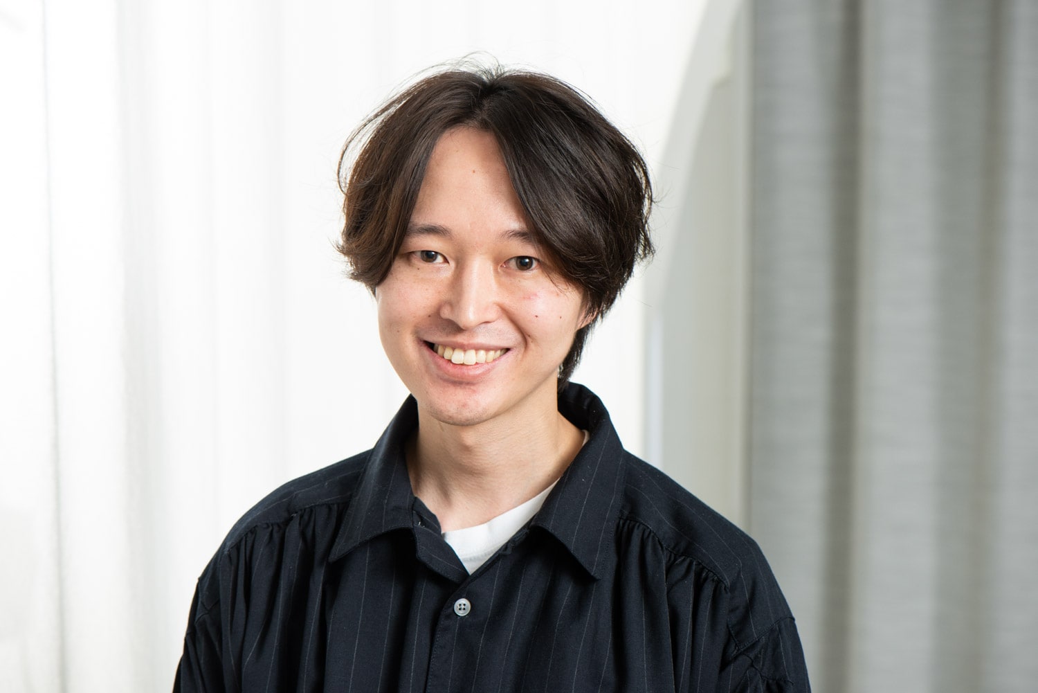 Cocoon 銀座店のスタイリスト・SHUNさん。趣味は、温泉地や海外のマイナー旅行地を探すことというSHUNさん。「Cocoonでは毎年社員旅行に行くのですが、その旅行地を探しているうちに楽しくなってしまって…(笑)。おもしろい場所があったら教えてください!」Instagramアカウント@ouchi_shun