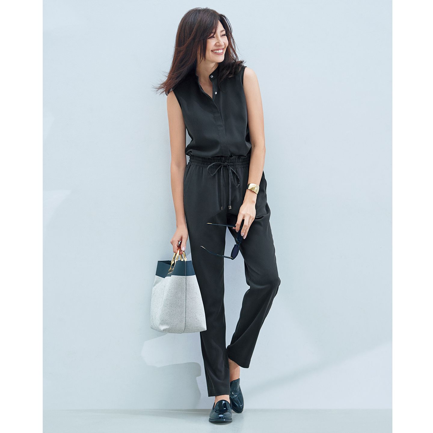 ブラウス¥29,000・パンツ¥36,000(Theory luxe)、サングラス¥32,000(DITA 青山本店〈クリスチャン ロス〉)、バッグ¥152,000(HAUNT代官山/ゲストリスト〈ザンケッティ〉)、靴¥100,000(J.M. WESTON 青山店)、その他/私物
