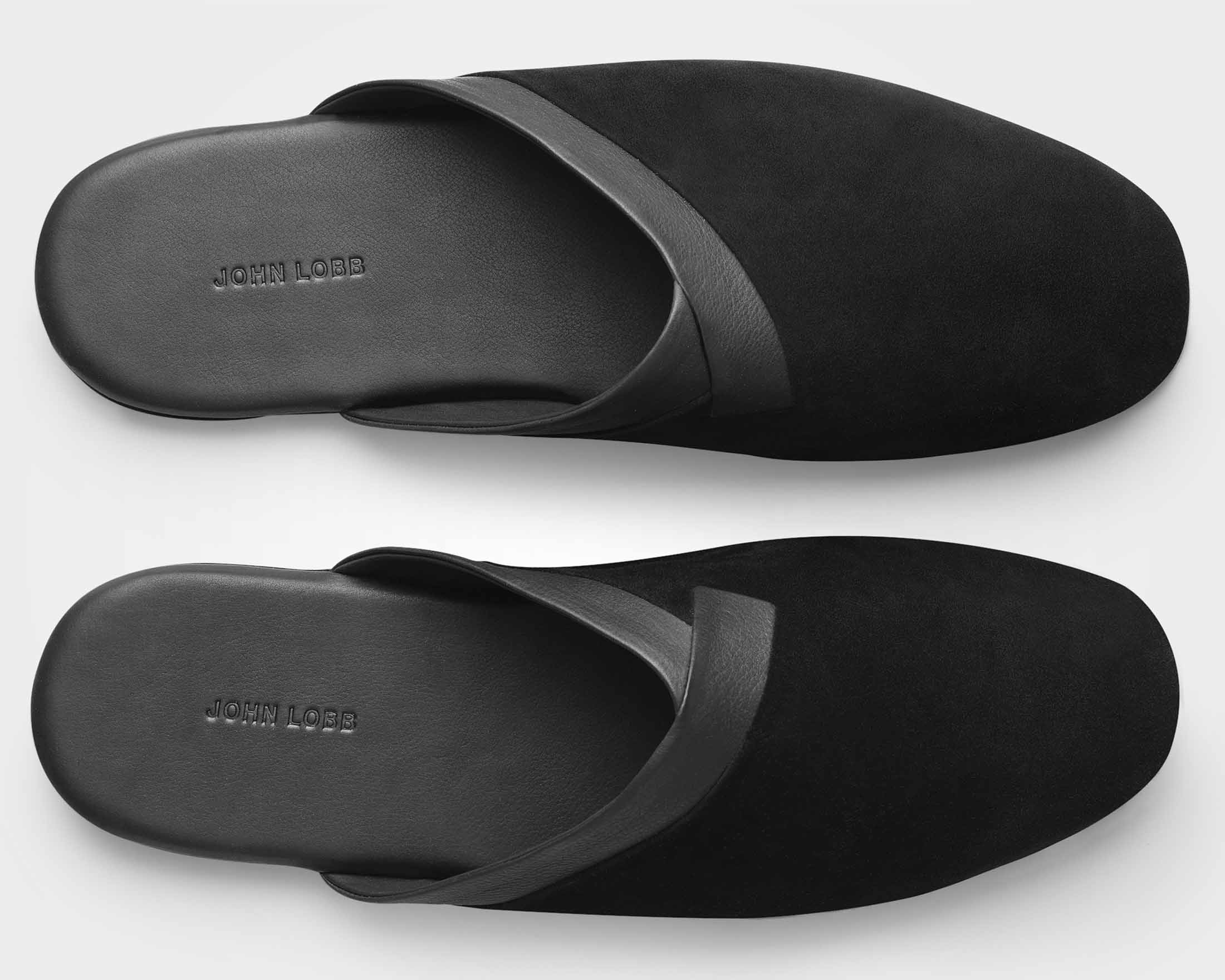 ブラックカラーのカシミアスエードに、リバーススエードの太めのパイピングを配した「KINGHTON(ナイトン)」¥97,200(ジョン ロブ ジャパン)
