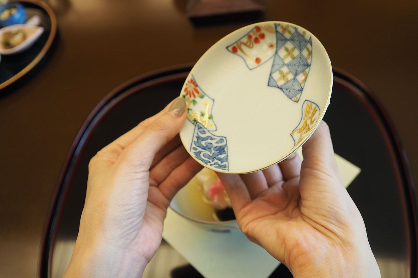 左手を蓋の9時あたり(の位置)に添えます