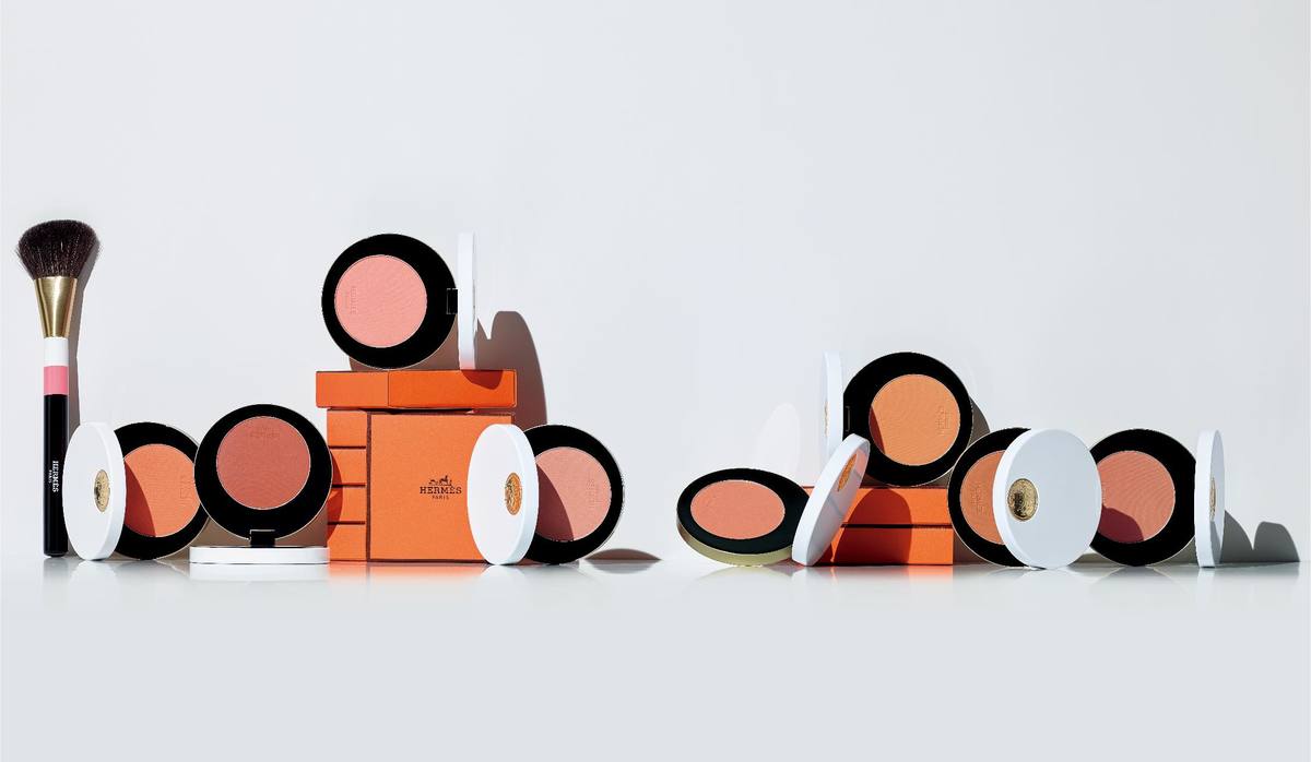 エルメスの75,000色以上のシルクのアーカイブから辿り着いた8色