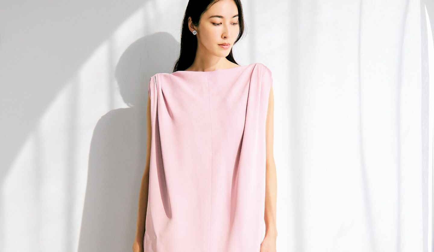 「バレンシアガ」のIラインワンピースの着こなし