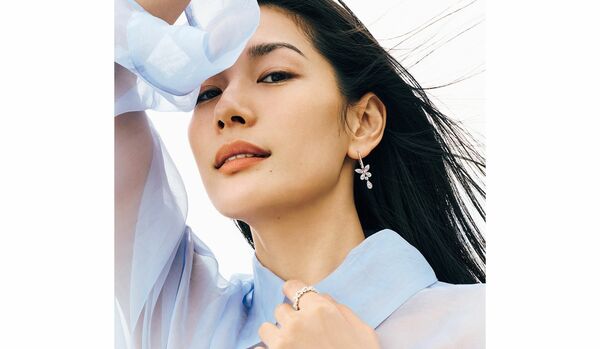 心洗われるほど澄んだ「グラフ」のピアス｜耳元で戯れるバタフライが透明感のある洗練を演出