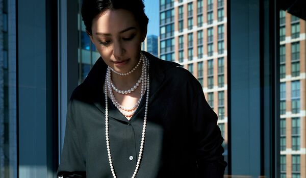 センシュアルな魅力を引き出す「ザ・ロウ」のシャツスタイル｜力を抜いた着こなしでオールブラックを洒脱に
