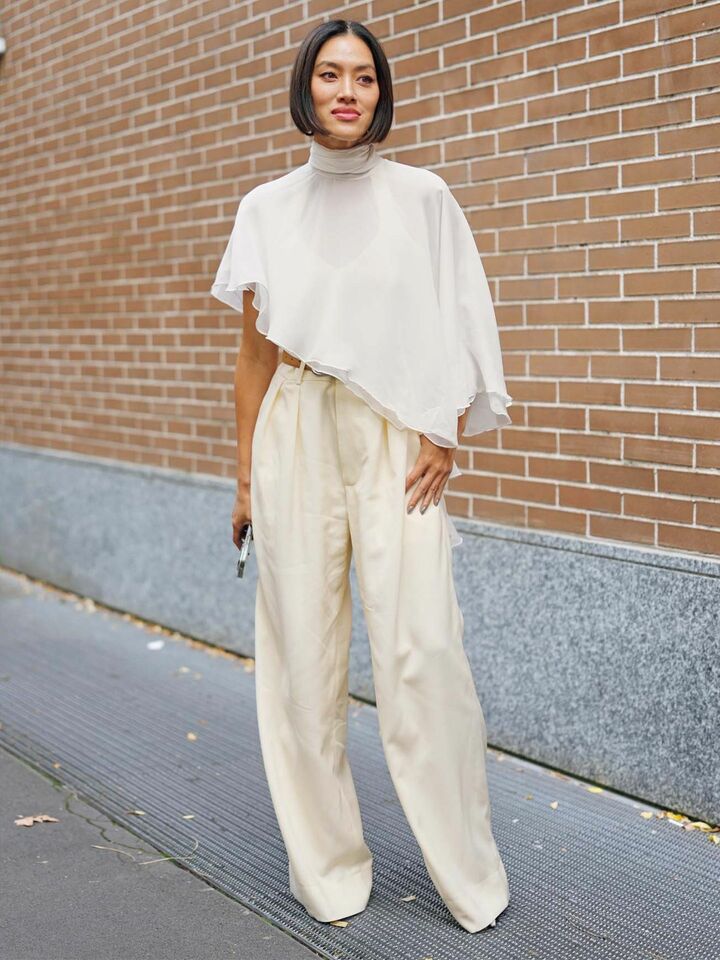 マチュアなベージュの装いを纏った海外のファッショニスタ