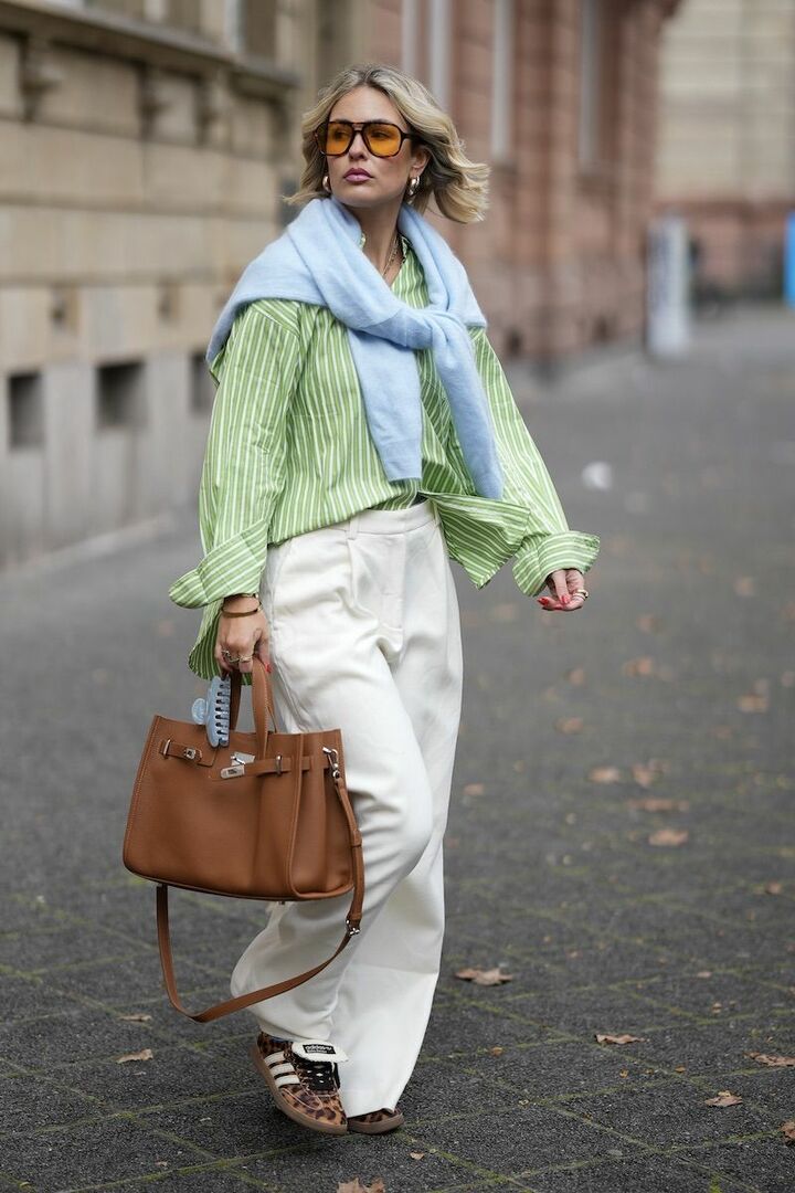 シャツの裾を折り返したり、ニットをふわっと巻いたりと、さりげないテクニックで立体感を倍増。