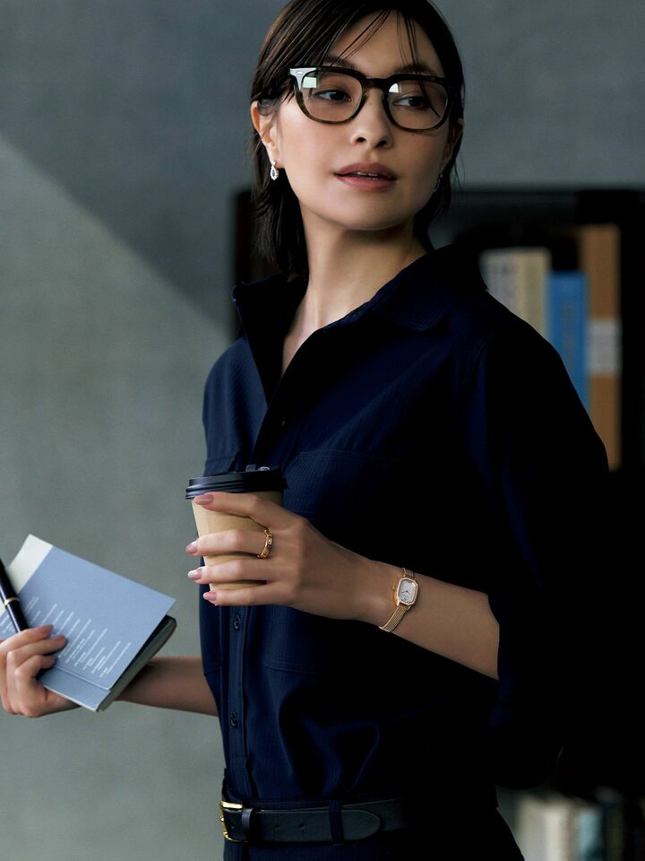 ネイビーシャツに「ハリー・ウィンストン」の時計『HM エメラルド』合わせたモデルの太田莉菜さん