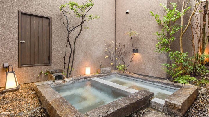山口県下関市「小天狗さんろじ」の客室「八之庄」の露天風呂