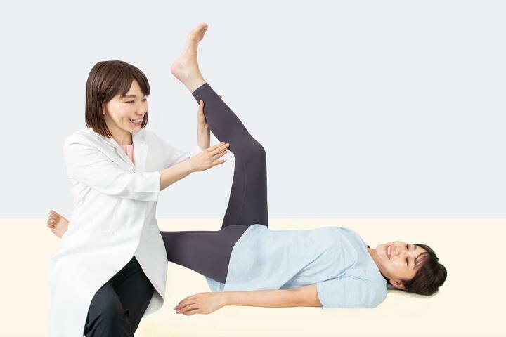 二人の女性 ストレッチの指導をしている