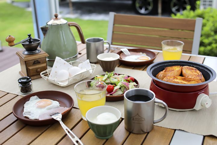 朝食のメニューは、ベーコン/卵/サラダ/フランスパン/フレンチトーストベース/ジュース/コーヒーなど