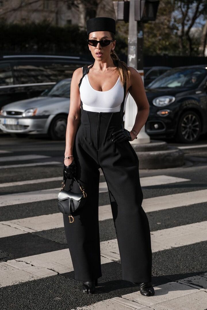 パリ ファッションウィークに現れたエルシナ。