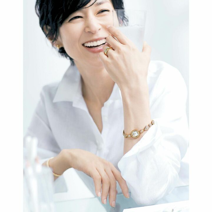 時計￥5,050,000・ピアス￥122,000［片耳価格］・リング〈指先から〉￥243,000・￥215,000・バングル￥760,000（ブシュロン）、シャツ￥22,000（和光〈バグッタ〉）　［Precious2019年7月号184ページ］