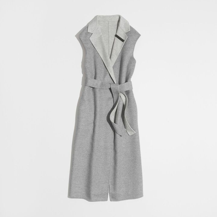 ジレ[共布ベルト・ブローチ付き]¥222,000(アオイ〈ファビアナフィリッピ〉) 