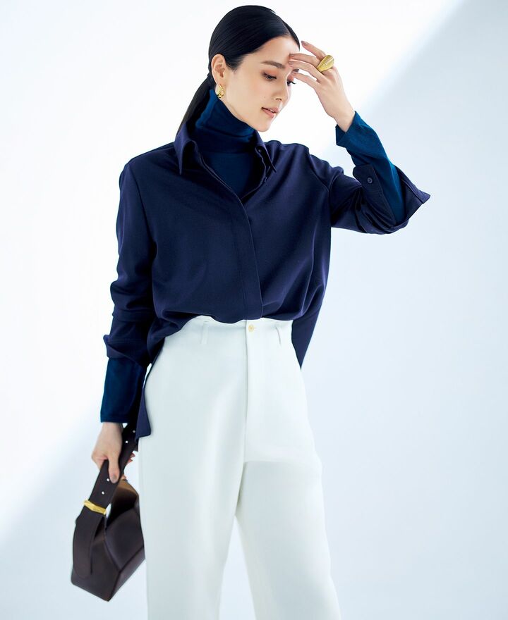 秋のコーディネートを纏ったモデルのAtsukoさん