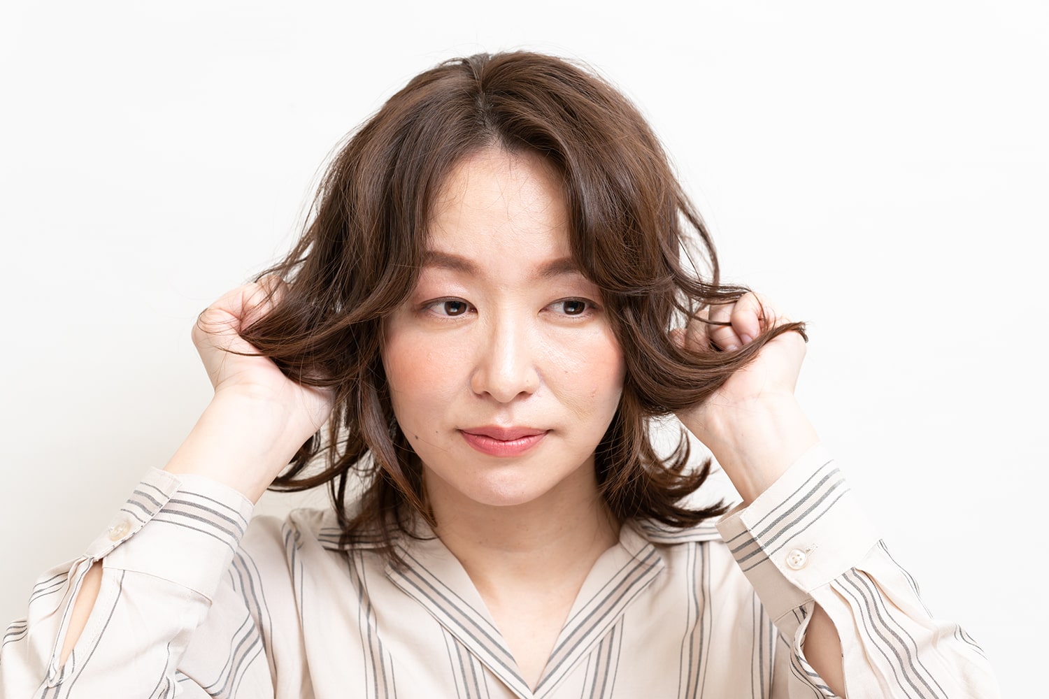 パール2粒分くらいの量をとって手のひらになじませる。耳まで持ち上げるように握るのがオススメ。