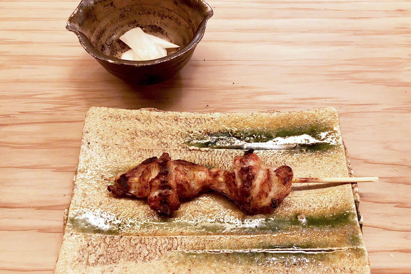 口直しに「新タマネギのピクルス」を添えて香ばしい「軟骨」を