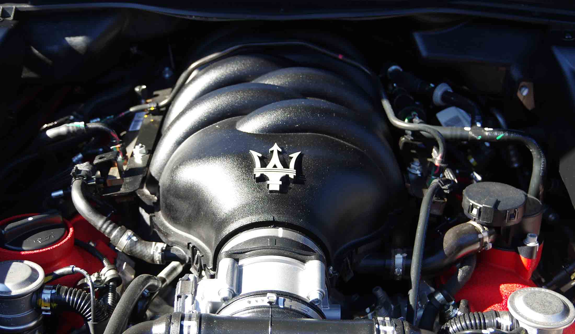 珠玉のV8エンジンは、今や貴重な自然吸気型。高回転で威力を発揮する。いいエンジンは、形状も美しい。