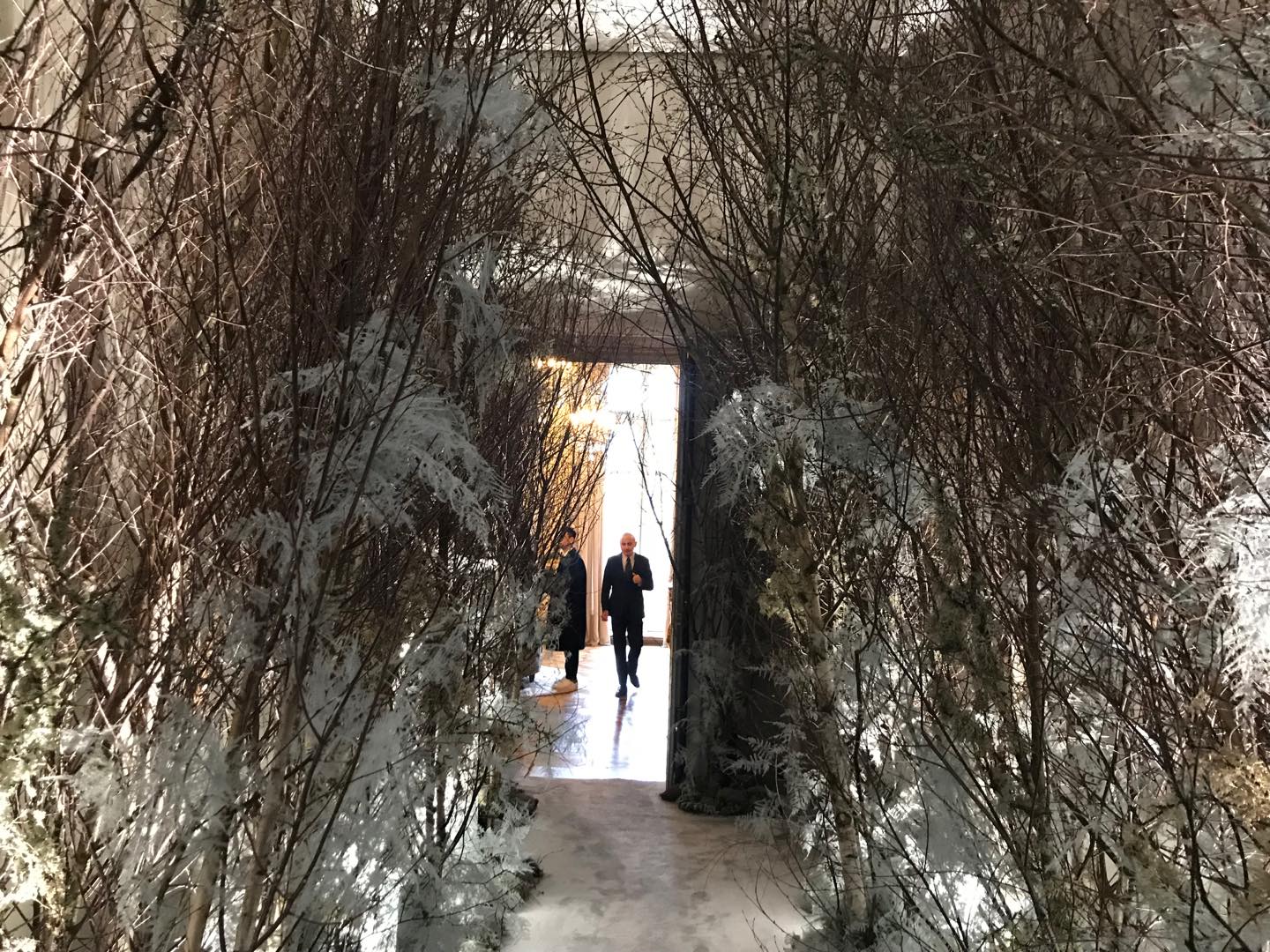 ロシアが最も大きなテーマなため、雪景色のセットをくぐって会場に向かいます。