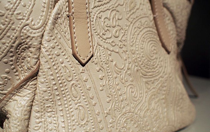 エトロ(ETRO)のペイズリー柄が型押しされたヌーボラバッグ近接写