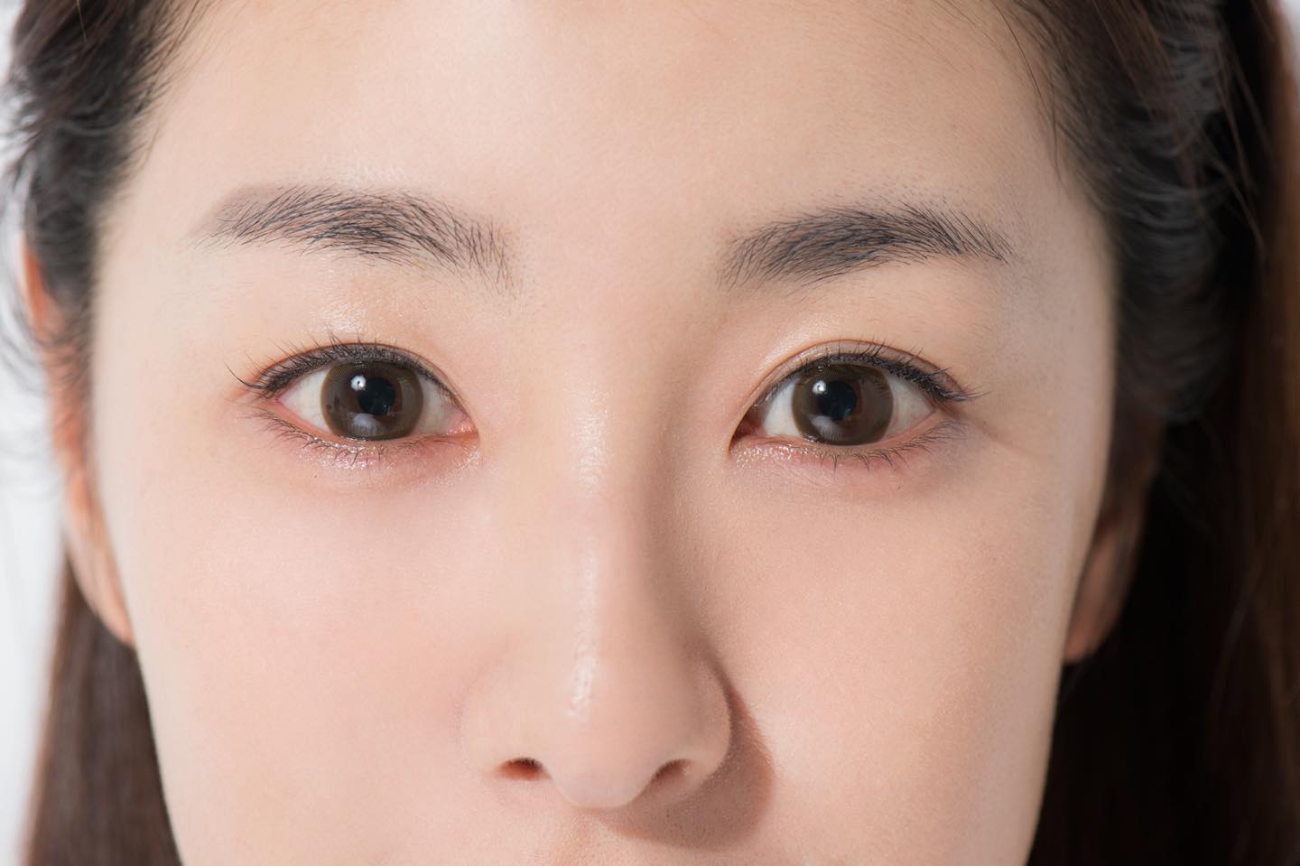 眉尻部分を描き足したAFTER(向かって左側)は、自眉(向かって右側)と比べ、高さと太さが出て、すでに平行なシルエットが完成している。