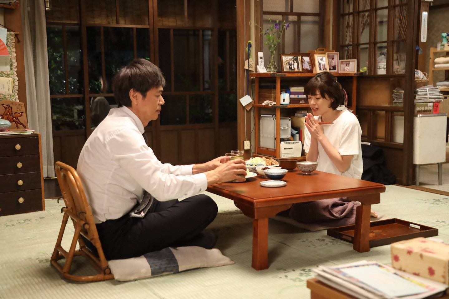 第1話での親子の食事シーン、朝顔の父・平(時任三郎さん)、朝顔(上野樹里さん/右) ©フジテレビ
