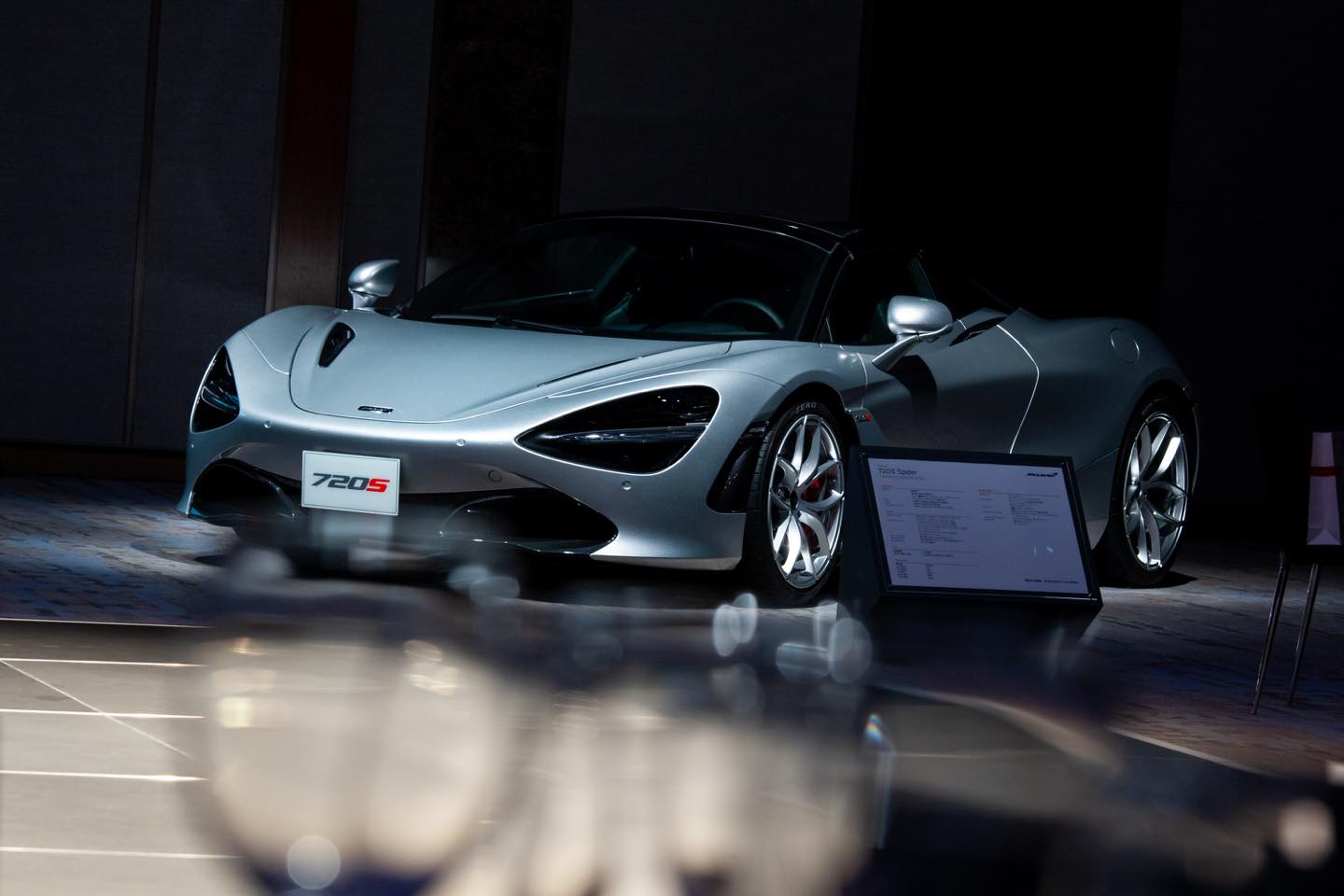 ミッドシップ・スポーツカーだけをつくるマクラーレンにおいて、主力のスーパーシリーズである「720S」。サーキットで本領を発揮するキャラクターながら、照明を落としたホテルのボールルームでも絵になるのは、「英国の正統」を受け継いでいるからに他ならない。