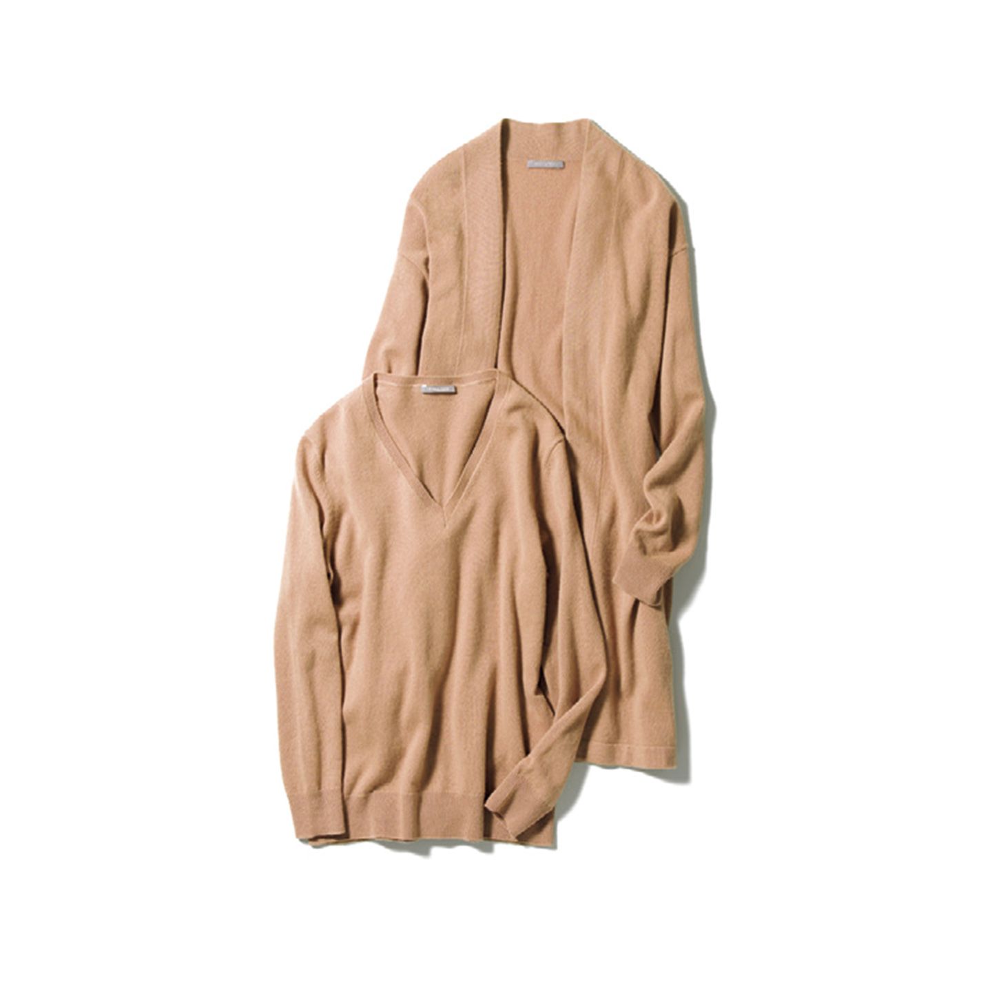 カーディガン¥34,000・ニット¥29,000(Theory luxe)