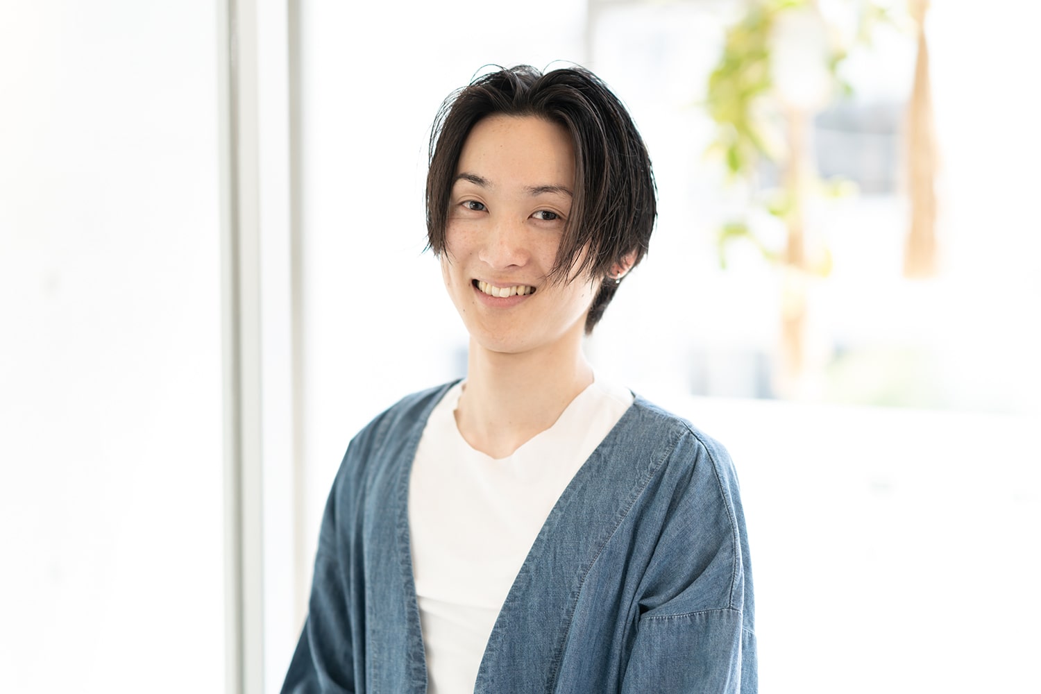 ROIのデザイナー関田康司さん。家電にハマっている関田さん。「今一番欲しいのは除湿機!いろいろと特徴があるので、どれを買うかすっごく悩んでいます(笑)」