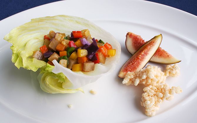 コンラッド東京・チャイナブルー、KUSUMI TEAとコラボした「美麗(びれい)ランチメニューの野菜のレタス包み