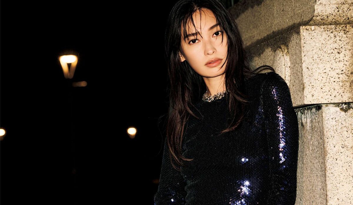 大政 絢さんがまとう、夜空を映すような輝きに満ちたドレススタイル