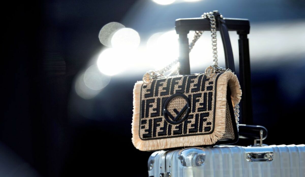 FENDI ロゴ入りかごバッグ フェンディのかごバッグ】刺繍のロゴが愛らしく街でも目をひく存在感