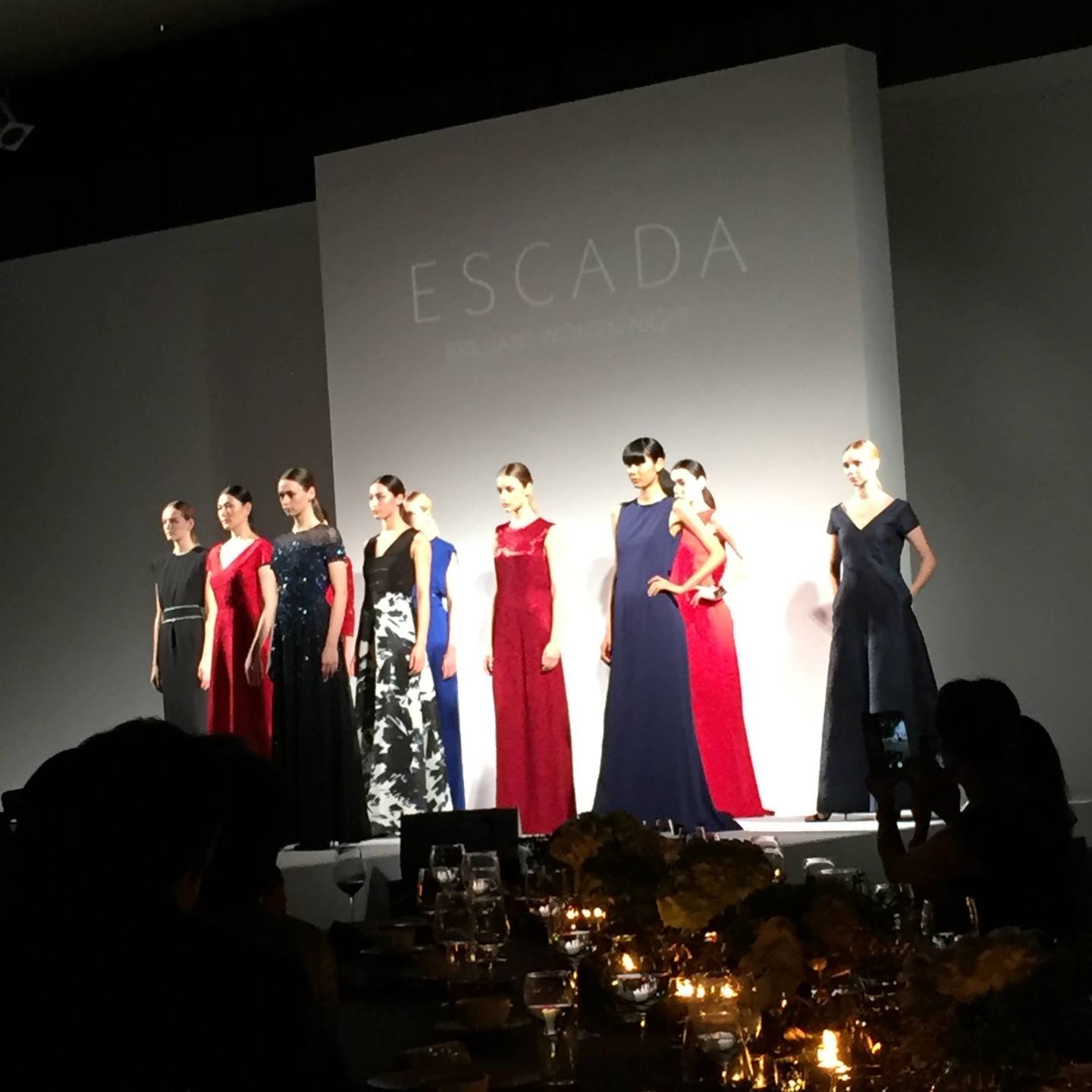 エスカーダの2018年春夏コレクションに身を包むモデル