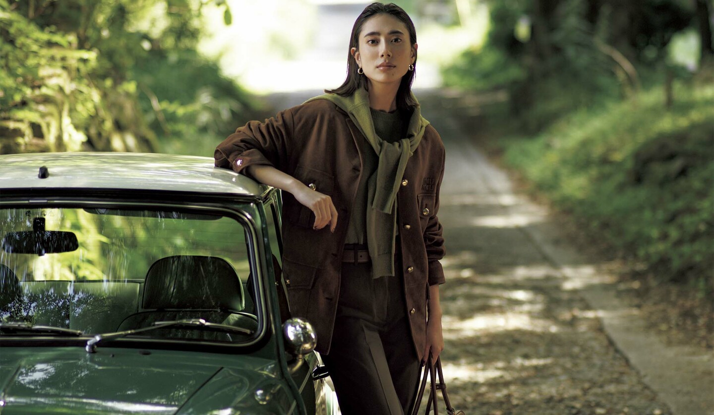 ミュウ ミュウのウエアを着用したモデルの土屋巴瑞季さん