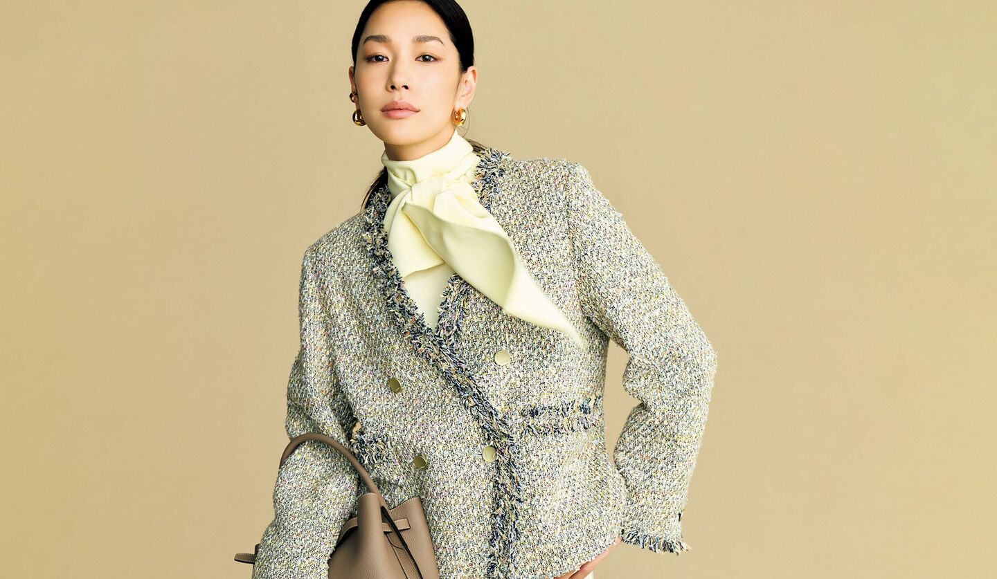 「エブール」のノーカラージャケット、「ドゥロワー」のブラウス、「ミカコ ナカムラ」のパンツを着用したモデル