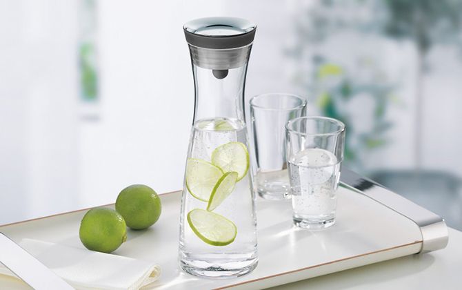 WMF（ヴェーエムエフ）のウォータージャグ カラフェ ブラック　1.0L［直径9.9×30.4cm］￥8000・0.75L ［直径9.5×25.5cm］￥7000 （ともに税抜）