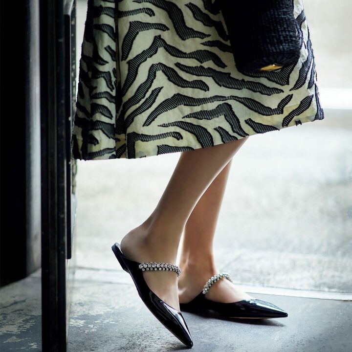 靴「ビング フラット」￥100,000【ヒール0.7cm】（JIMMY CHOO）、スカート￥150,000（ブラミンク）、バッグ￥26,000（デ・プレ〈アナラス〉）　［Precious2019年7月号70ページ］