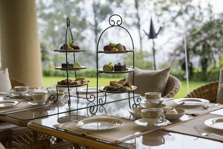 テラスでのアフタヌーンティー。抹茶のロールケーキやイチゴのタルトはフレーバーティーに。スコーンはラバーズリープにマッチ。こちらのキューカンバーサンドはトーストスタイル。