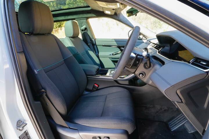 シート表皮はファブリック。風合いが良く、レザーシートでなくても十分満足できる。