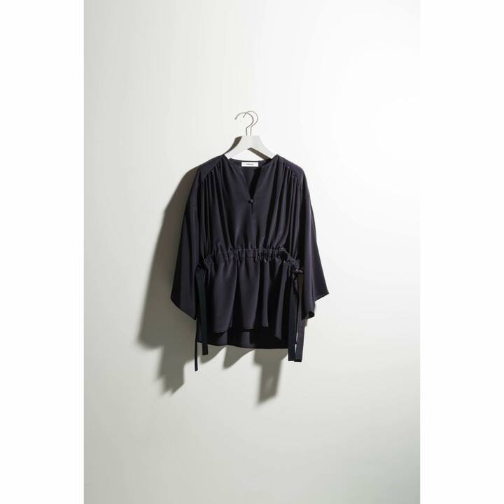 贅沢にシルクがたっぷりと使われていて、軽快さがありながら、女性らしさを印象づけて。[2月上旬発売予定]￥36,000（ebure）