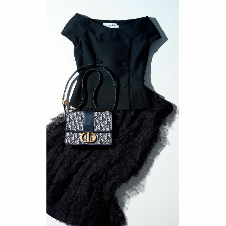 バッグ「30（トロント） モンテーニュ」￥310,000【縦17×横24×マチ8cm】・ジャケット￥470,000・スカート￥980,000（クリスチャン ディオール〈ディオール〉）　［Precious2019年6月号193ページ］