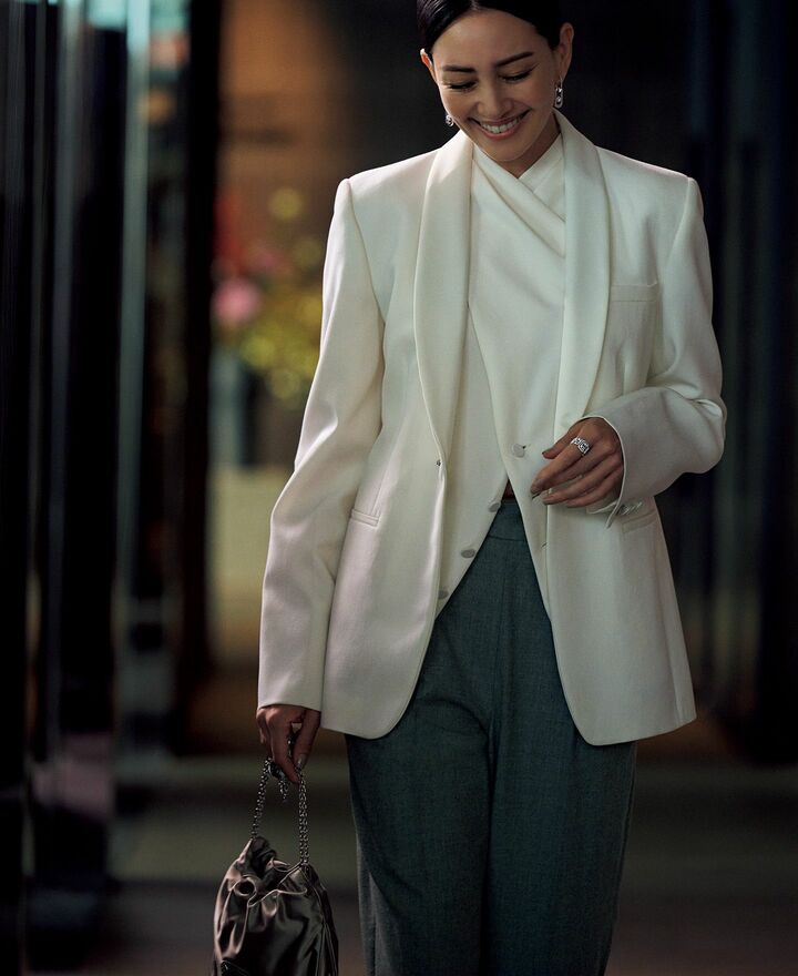 マックスマーラのウエアを着用したモデルのRINAさん