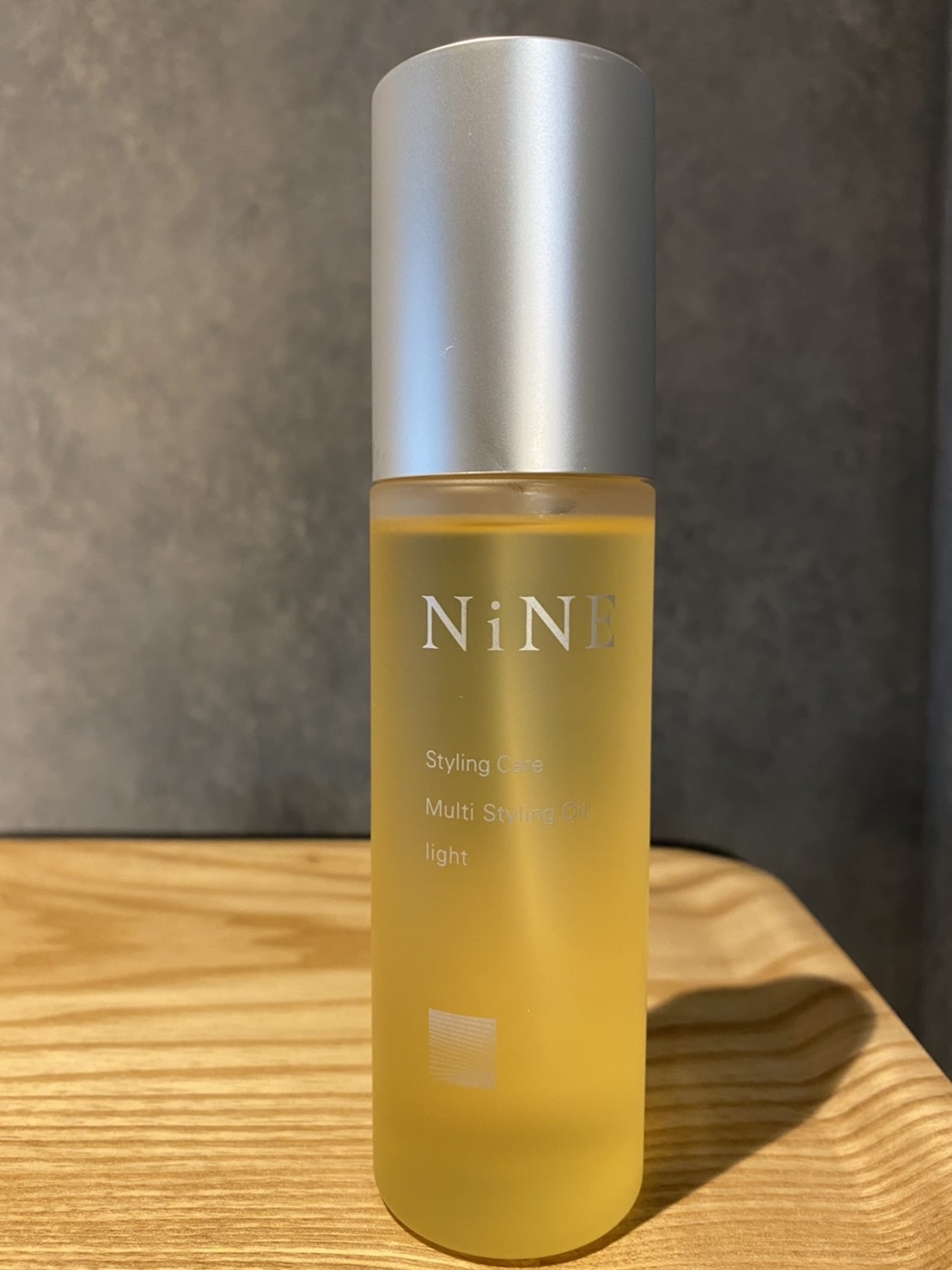 河野さんが愛用している、使い心地の軽いオイル。ナイン マルチスタイリングオイル ライト100mL ¥2,800(ホーユー)