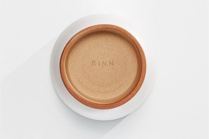 器の裏側の仕上がりも美しい。職人の手でひとつひとつ丁寧につくられた陶器から、愛が伝わってきます。