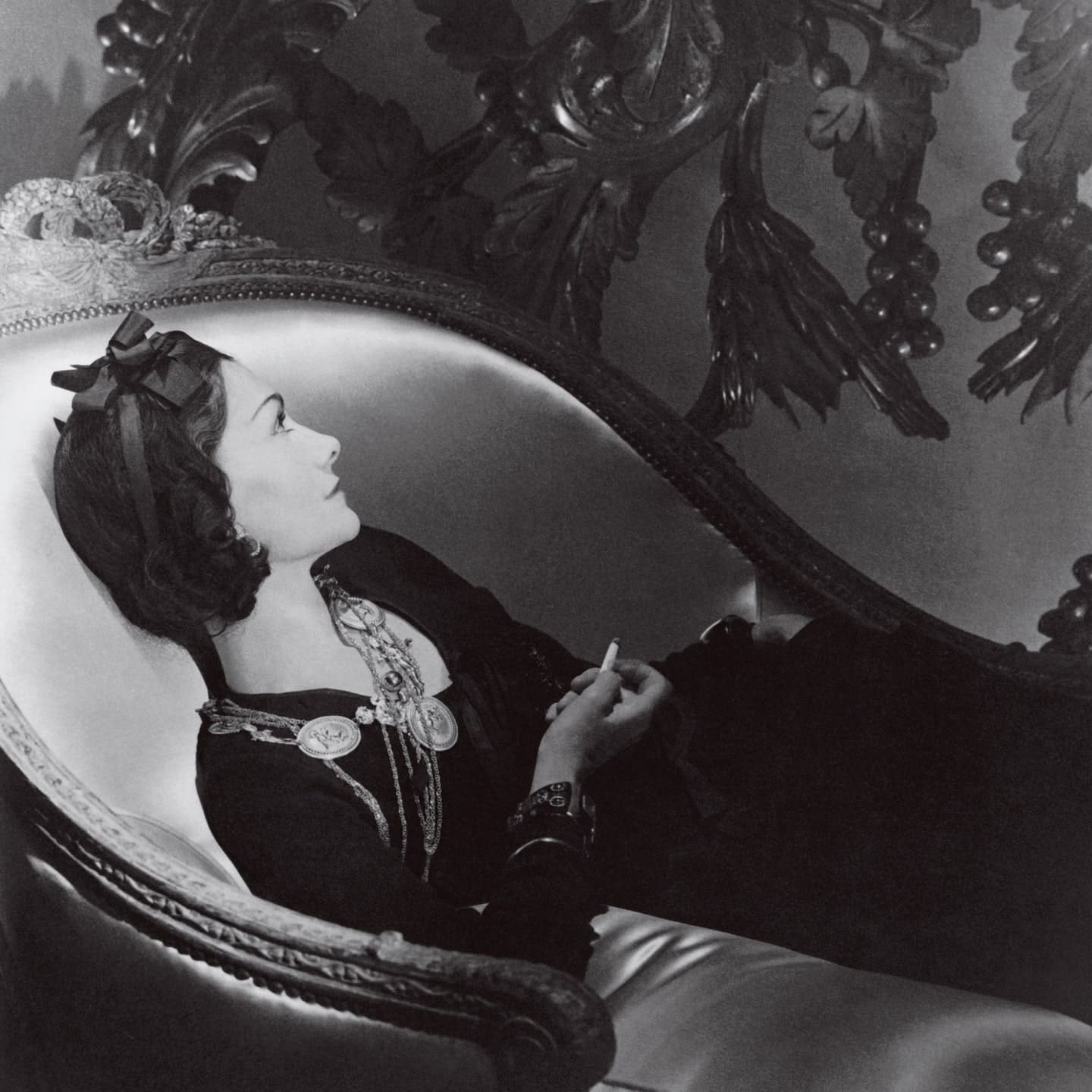 1937年、50代半ば。リボンとメタルのコスチュームジュエリーを身につけて、美しさが研ぎ澄まされていくころ。©Condé Nast/Corbis