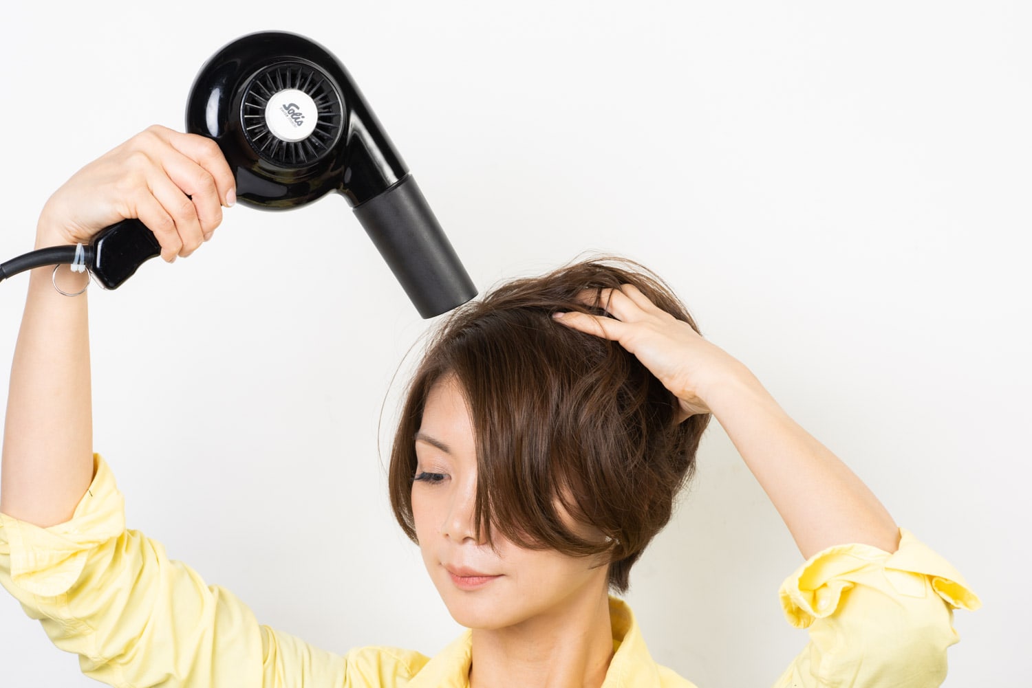 根元を擦りながらドライヤーで乾かし、根元をふわっとさせる。
